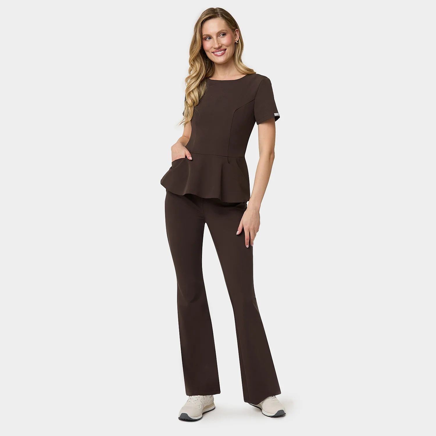Bluza medyczna z baskinką KIM - DARK CHOCOLATE - Image 2
