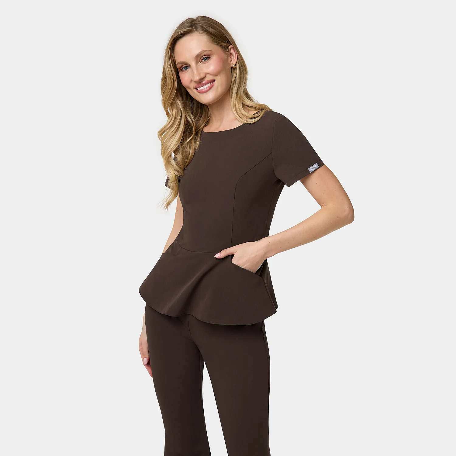 Bluza medyczna z baskinką KIM - DARK CHOCOLATE - Image 3