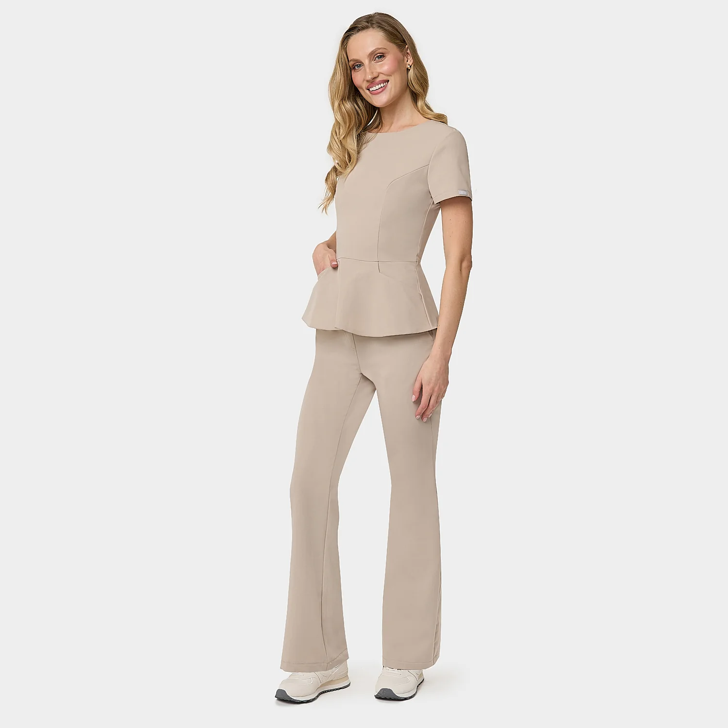 Bluza medyczna z baskinką KIM - LATTE - Image 2