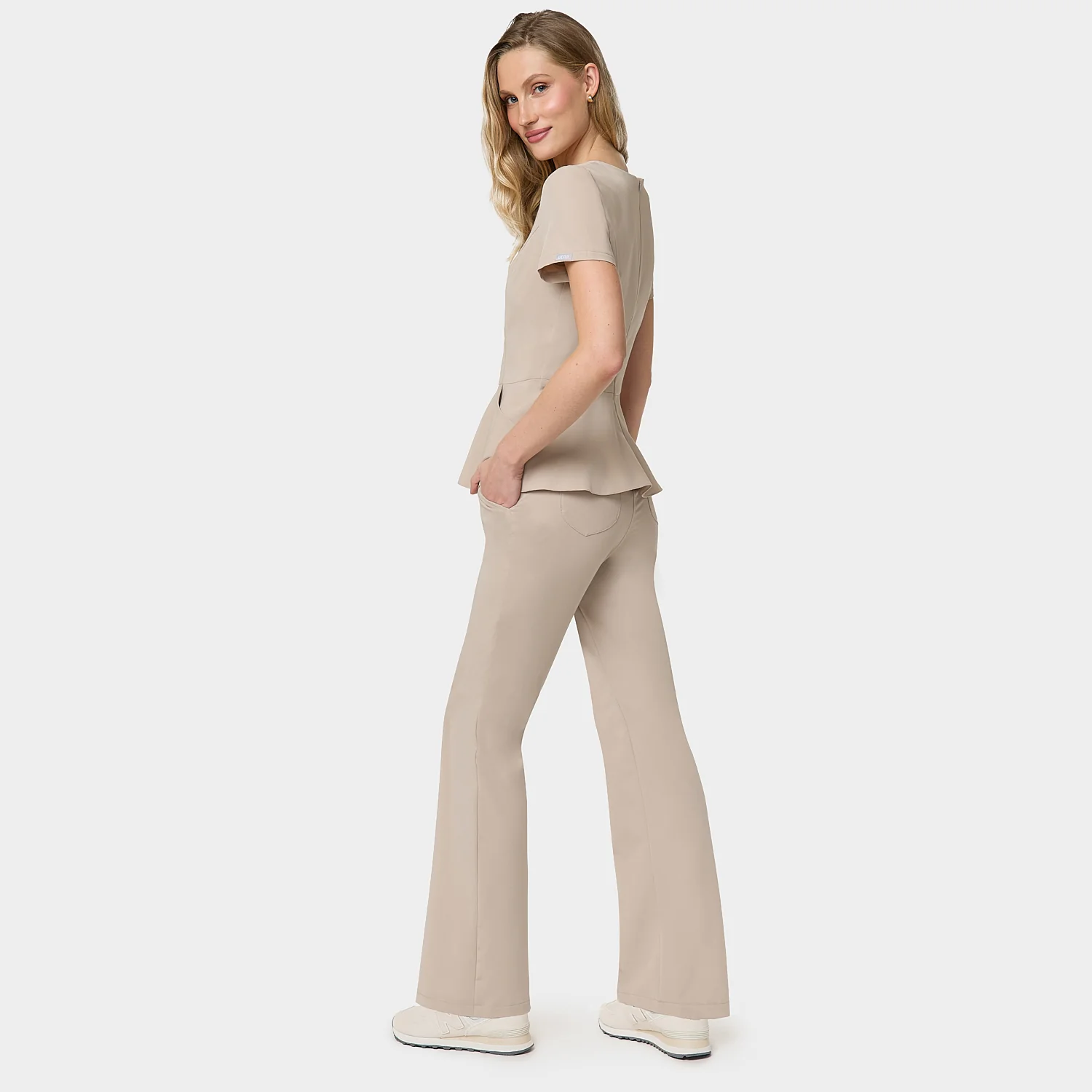 Bluza medyczna z baskinką KIM - LATTE - Image 4