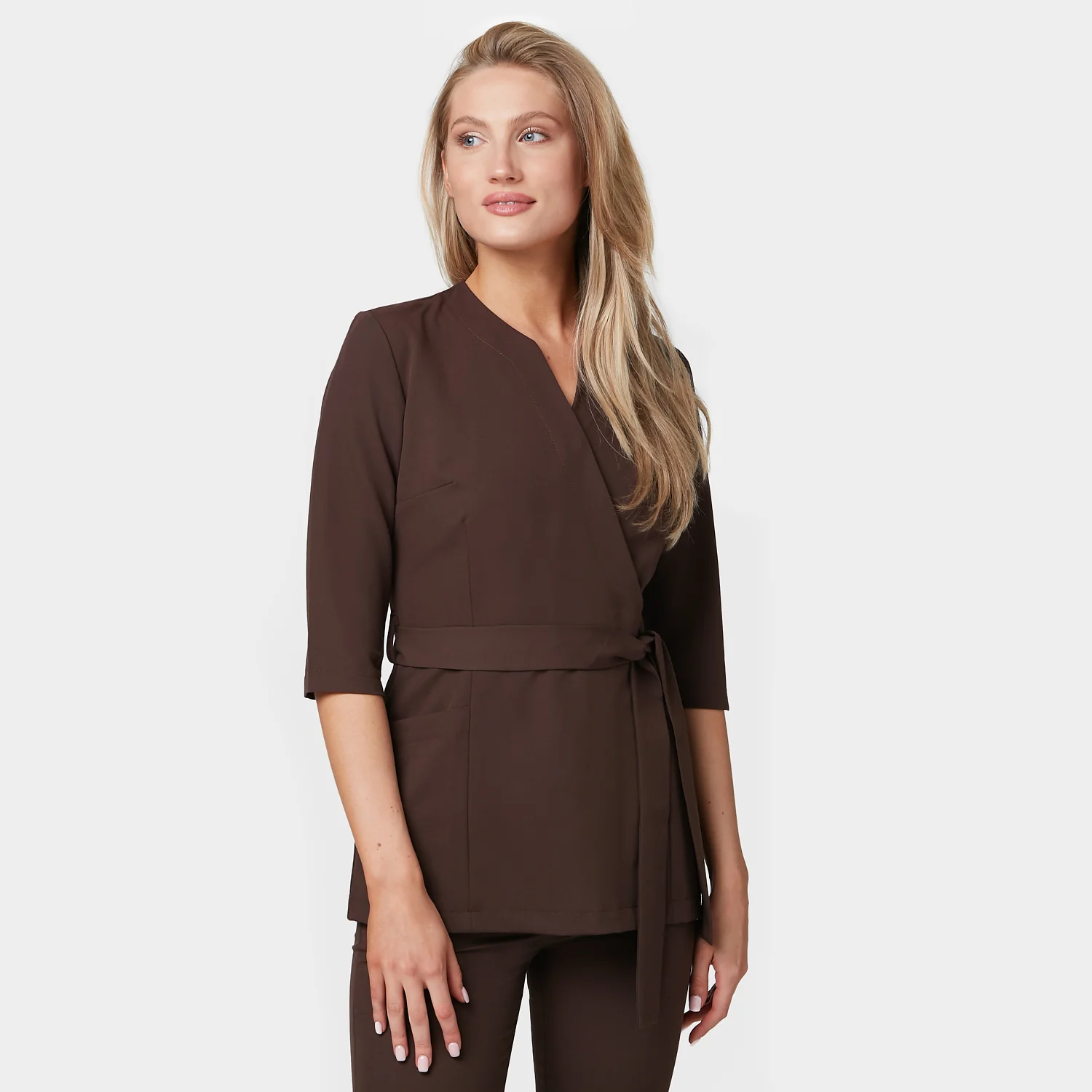 Fartuszek medyczny SOPHIA rękawy 3/4 - DARK CHOCOLATE - Image 2