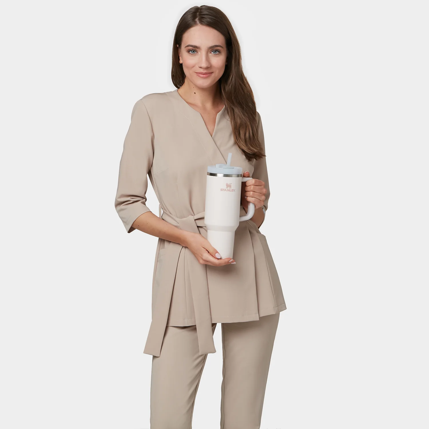 Fartuszek medyczny SOPHIA rękawy 3/4 - LATTE - Image 3