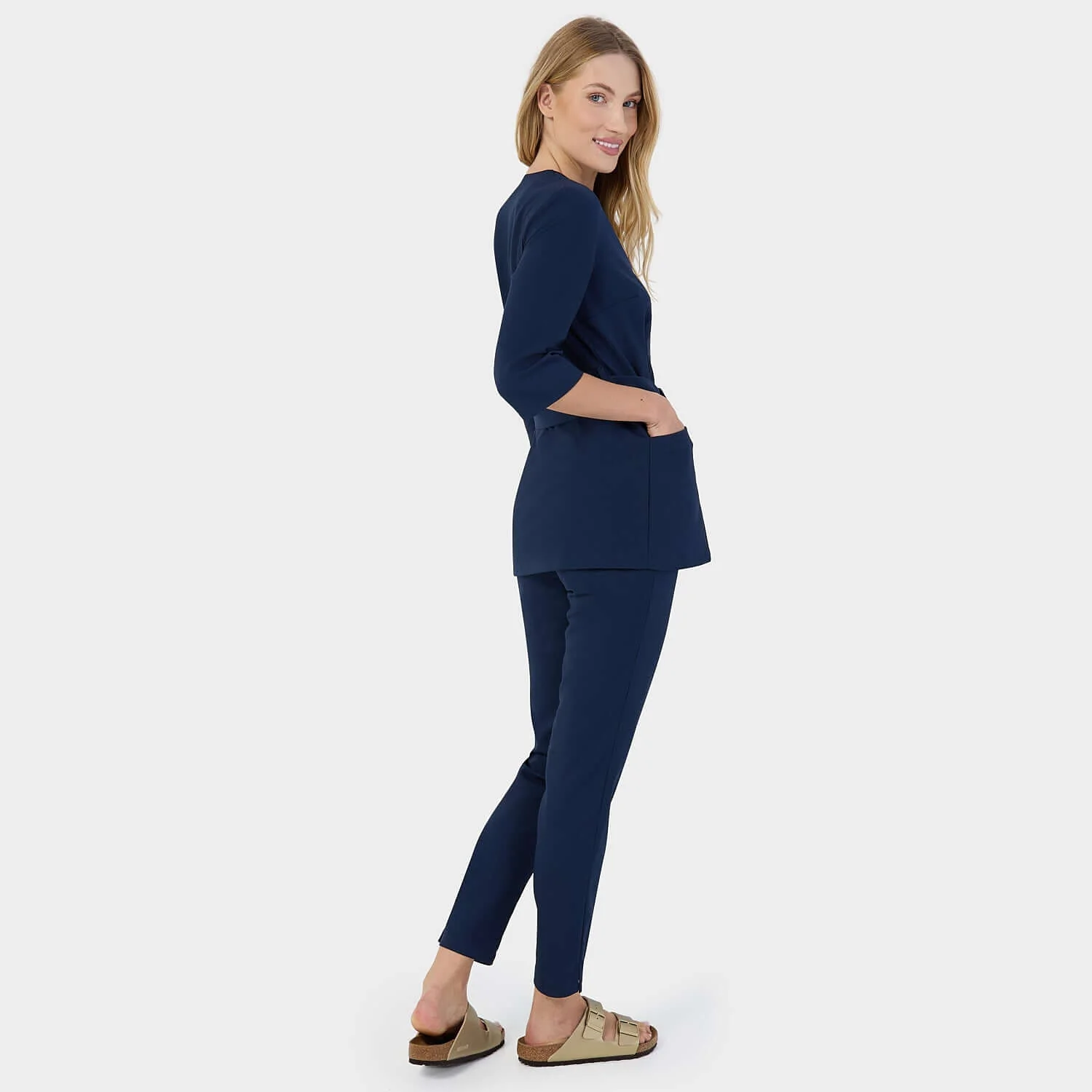 Fartuszek medyczny SOPHIA rękawy 3/4 - NAVY - Image 4