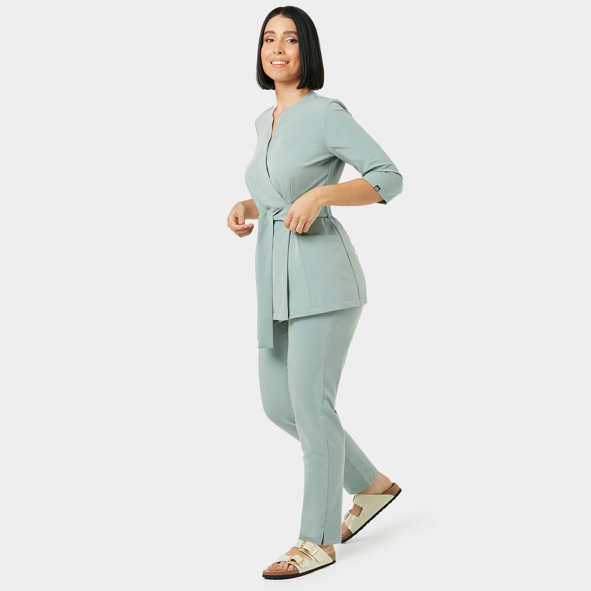 Fartuszek medyczny SOPHIA rękawy 3/4 - SAGE GREEN - Image 2