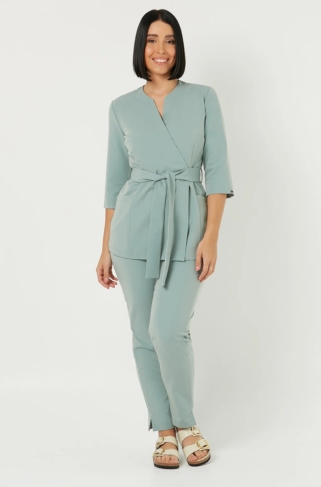 Fartuszek medyczny SOPHIA rękawy 3/4 - SAGE GREEN - Image 3